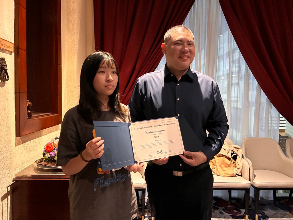 學員手持結業證書