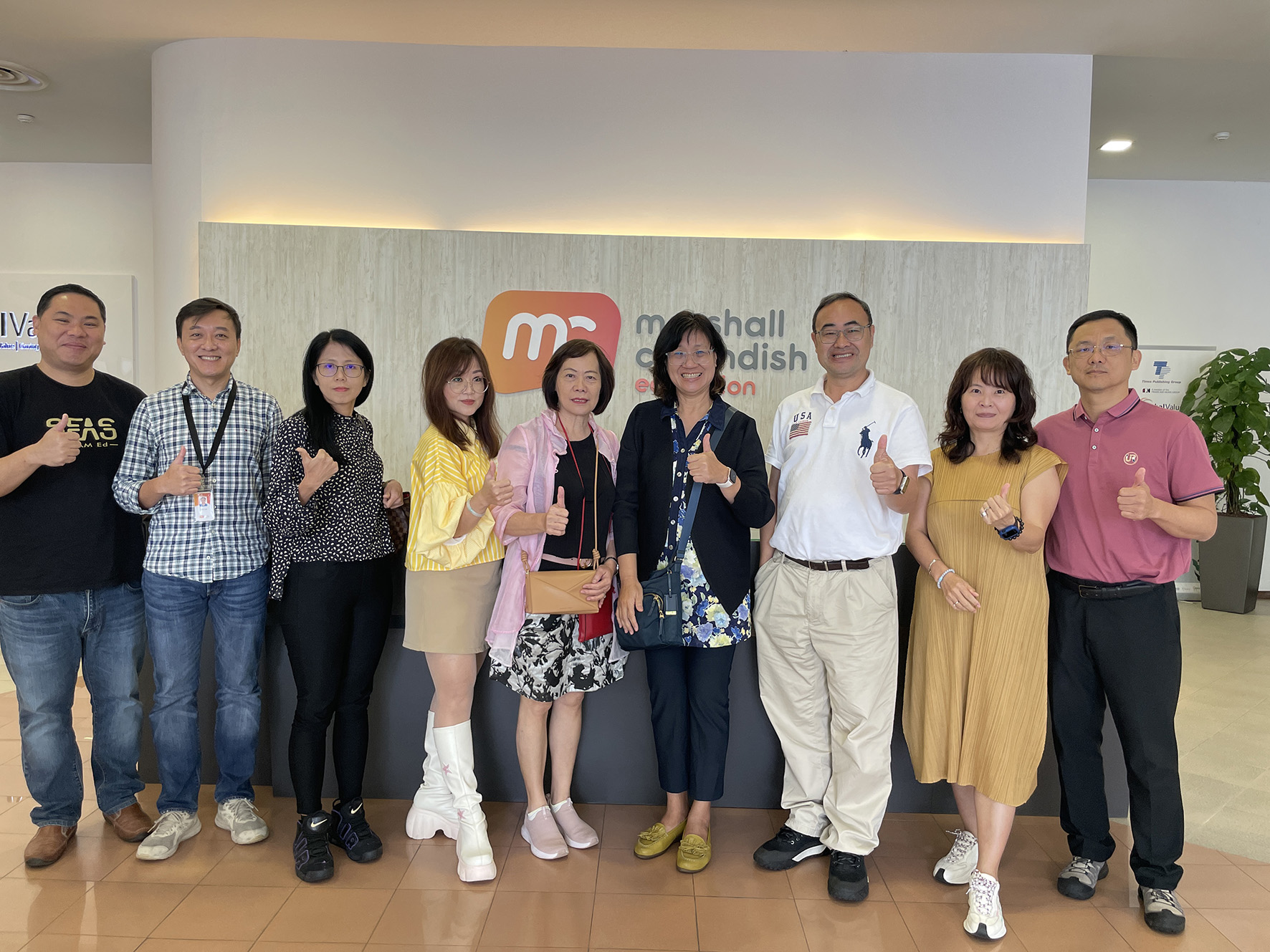 學校訪學交流合影